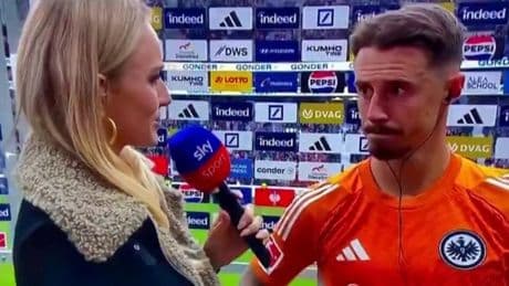 El momento "tierra trágame" de una reportera tras confundir al capitán del Bremen con un rival