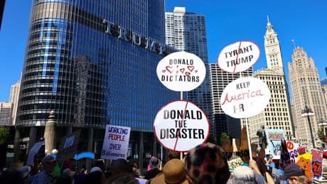 Demokraten wehren sich: Militäreinsatz wie im Krieg? Trump provoziert Chicago