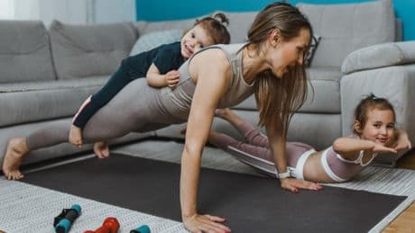 10 regalos deportivos, prácticos y por menos de 50 € para las mamás fitness