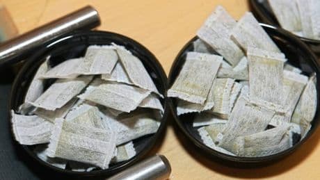 Les sachets de nicotine, prisés par un public jeune, seront interdits en France en 2026
