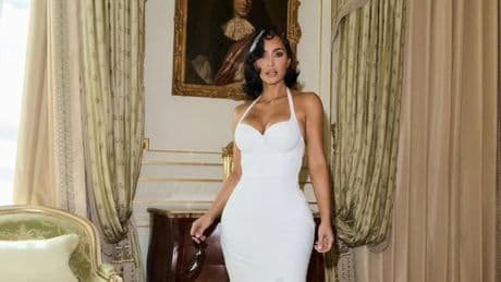 Kim Kardashian sorprende con un 'look' a lo Bianca Censori: sin nada debajo para promocionar su firma