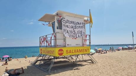 Boze strandwachten leggen het werk neer in Barcelona: dit merk je daarvan als vakantieganger