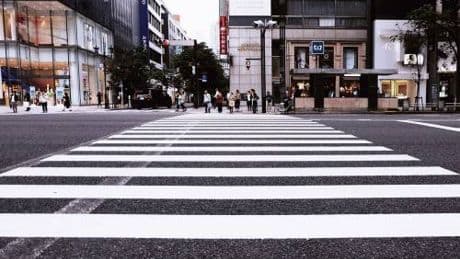 Quando attraversare sulle strisce pedonali può causare una multa. Il divieto che (forse) non conosci
