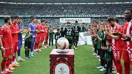 Şampiyon Kocaelispor son maçına alkışlarla çıktı