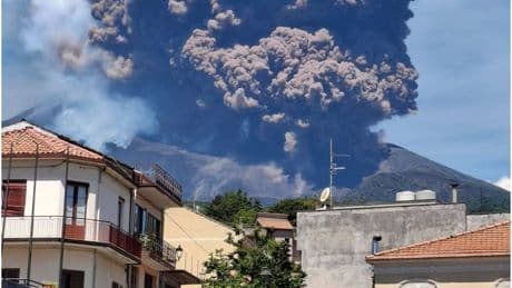 Las espectaculares imágenes de la nueva erupción del volcán Etna: el humo llega hasta los 5.000 metros y sorprende a los turistas