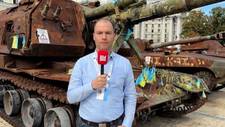 BILD-Reporter in Kiew - Mahnmal des Schreckens zeigt zerstörte Fahrzeuge