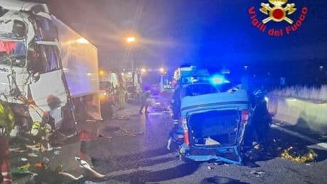 A1 incidente, auto si scontra con un camion: morta 21enne, altri 4 sono gravissimi