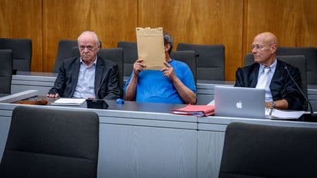 Staatsanwalt sicher - Eisverkäufer sticht auf Frauen ein und gönnt sich Kippe