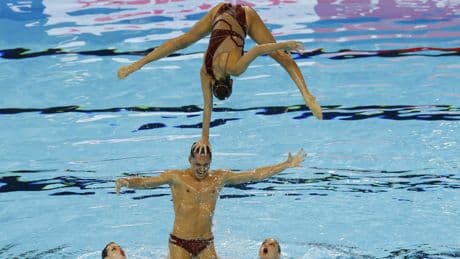 Dennis González, primer hombre medallista en un Mundial en una rutina por equipos