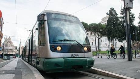 Pesta l'autista e lancia sassi contro il tram: la follia del marocchino a Roma