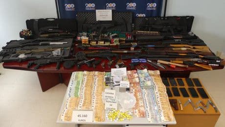 Detienen a tres hombres por tráfico de drogas con nueve escopetas y dos subfusiles en Ávila