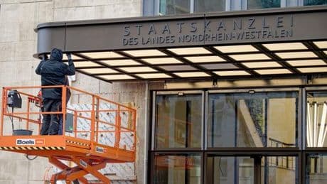 Nach Razzia beim BLB: Ermittler: Wohl keine Bestechung bei Staatskanzlei-Sanierung