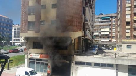 Susto en Bermeo tras incendiarse un taller de coches