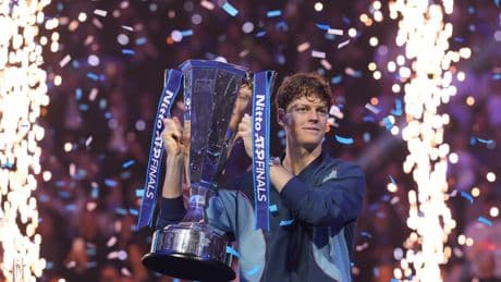 Sinner asusta bajo techo: campeón del Masters y de la Copa Davis