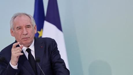 Des annonces "et après tout le monde part en congés": François Bayrou "laisse la montre tourner" pour sauver sa peau à Matignon