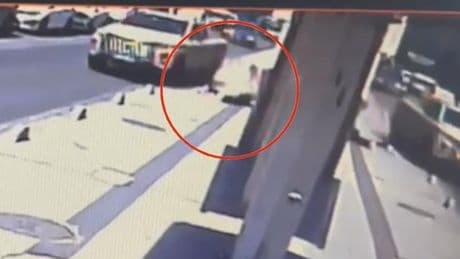 Alkollü doktorun kullandığı kamyonet, kaldırımda yürüyen yayaları biçti