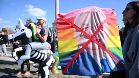 La France envoie son ambassadeur pour les droits des personnes LGBT+ à la Pride interdite de Budapest