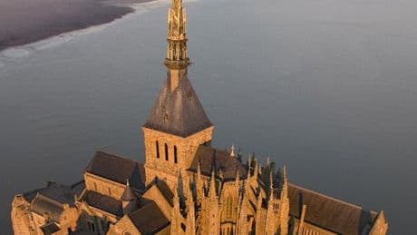 Mont-Saint-Michel : la Cour des comptes appelle deux opérateurs rivaux à enterrer la hache de guerre