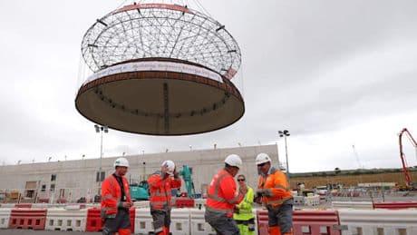Riesenkran „Big Carl“ hebt Kuppel auf neues britisches Atomkraftwerk