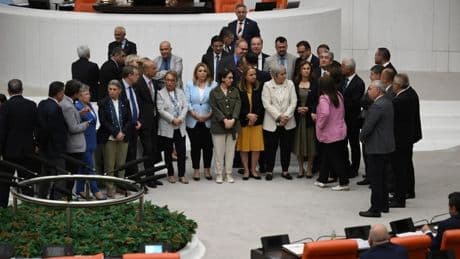 CHP'li vekiller TBMM kürsüsünü işgal etti: "Zeydan Karalar onurumuzdur"