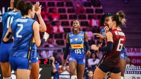 <p style="margin-bottom: 11px;"><span style="font-size: 11pt;"><span style="line-height: 107%;"><span style="font-family: Arial,sans-serif;">VNL Finals: l&rsquo;Italia stende gli USA e vola in semifinale</span></span></span></p>