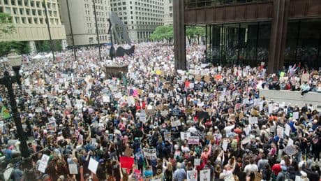 ABD'de milyonlarca kişi "Krallara hayır" diyerek Trump yönetimini protesto etti