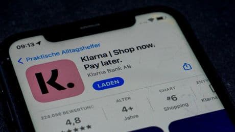 Travailleurs remplacés par l'IA : Klarna fait marche arrière et recrute à nouveau des humains