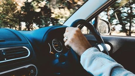 Essence moins cher, bornes, constat: 6 applications indispensables pour votre trajet en voiture