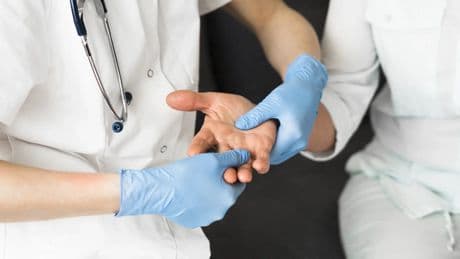 Un médico pierde su licencia en Reino Unido tras las quejas de pacientes: "Habla con fluidez, pero..."