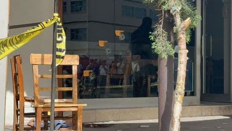 Kıraathanenin önünde oturan genç dehşeti yaşadı