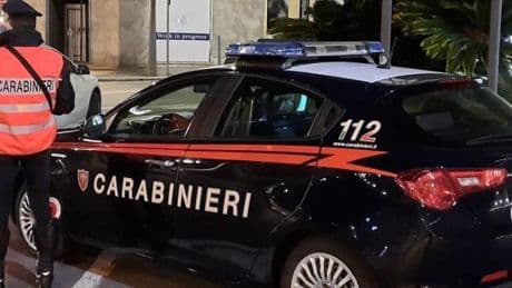 Inseguito dalle commesse dopo il furto in un negozio, arrestato a Sanremo