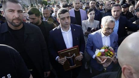 Radicaal-rechtse Simion wint eerste ronde presidentsverkiezingen Roemenië