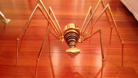 Dans une galerie d’art italienne, une fillette de cinq ans monte sur une sculpture en or pour dessiner sur un tableau estimé à près de 200.000 euros