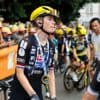 Topfavoriete Demi Vollering gaat ondanks zware val gewoon van start, eerste ontsnapping na 20 kilometer