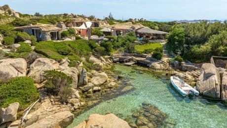 Emanuele Filiberto di Savoia, in vendita la villa dell’isola di Cavallo, luogo di un omicidio che segnò la famiglia: la cifra da capogiro