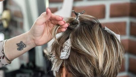Prurito e perdita di capelli, l'incubo di due donne dal parrucchiere cinese: cosa c'era nello shampoo