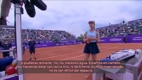 Collins la toma con un cámara en Estrasburgo: "No necesitas estar tan cerca de mi"