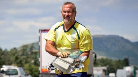 Plus d'un Français sur cinq jette ses déchets par la fenêtre de sa voiture sur autoroute (mais c'est moins qu'avant)