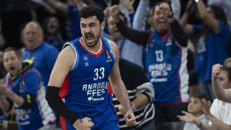 85-82: Efes fuerza el quinto partido ante Panathinaikos