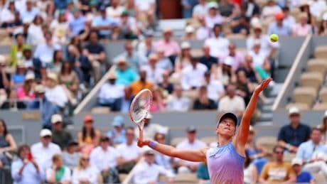 EN DIRECT | Roland-Garros 2025 : menée par Elena Rybakina, Iga Swiatek revient à un set partout