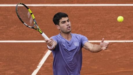 Alcaraz debuta con una victoria muy sufrida ante el desconocido Quinn en el Godó (6-2 y 7-6)