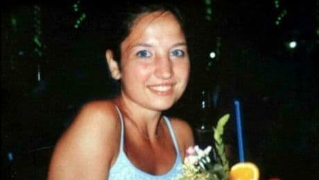 Chiara Poggi, sulla coscia una ferita provocata da una scarpa col tacco: c'era una donna sulla scena del delitto?