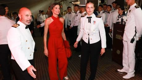 La reina Letizia participa en una recepción por el día de la Madre a bordo del Elcano, con Leonor vestida de gala
