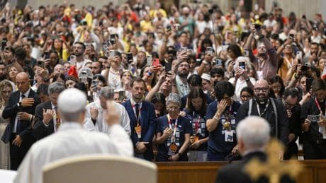 El Papa pide los influencers católicos que combatan las ‘fake news’ con “la luz de la verdad”