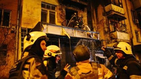 Ukraine-Krieg: Drohnenschwärme über ukrainischen Städten – Verletzte in Charkiw