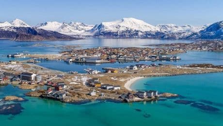Sommaroy, la isla “sin tiempo” en la que nadie lleva reloj porque no existen las 24 horas del día, es de día todo el verano: “Reconocida como la isla con las auroras boreales más bonitas”