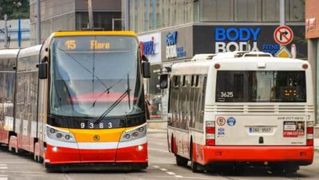 Kaum jemand kennt die Regeln: So überholen Sie eine Straßenbahn richtig
