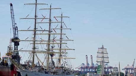 Maritimes Volksfest: Hamburger Hafengeburtstag startet mit bunter Einlaufparade