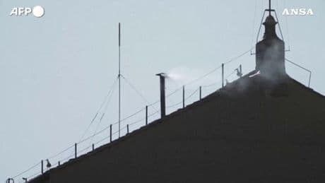 Fumata bianca, il conclave ha eletto il nuovo Papa | Video