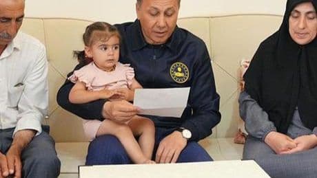 Bakan Yerlikaya, şehit ailesine Cumhurbaşkanı Erdoğan'ın mektubunu okudu